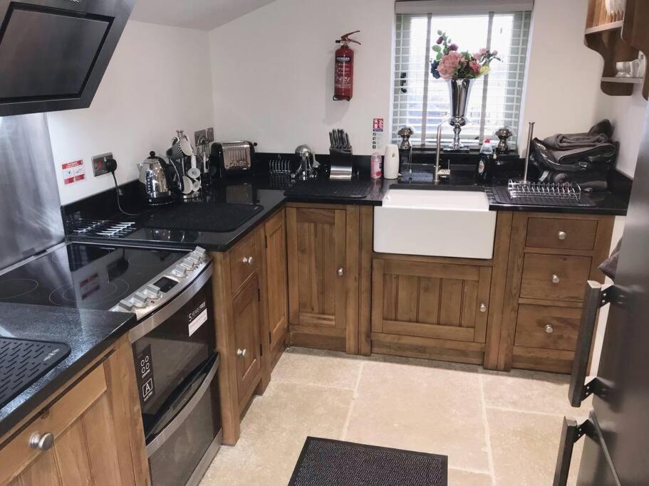 Chic 2 Bed Peak District Cottage Barn Near Alton Towers, Polar Bears, Chatsworth House ลีก ภายนอก รูปภาพ